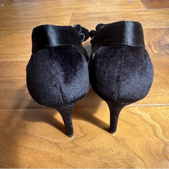 NWT Antonio Melani Ester Velvet Flower Heel Pumps Sz 6,5 (no original box) - Picture 6 of 11